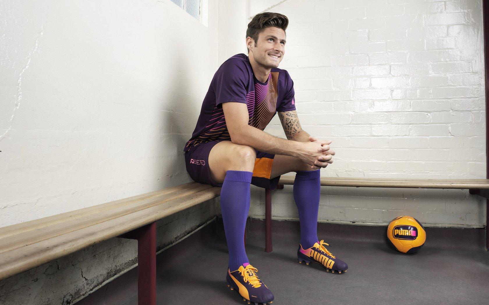 国足门将新星李昊回应位置竞争，颜骏凌与王大雷是我追赶的榜样，专注成长更重要